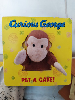 Curious George Pat A Cake - ספר קרטון עם בובה
